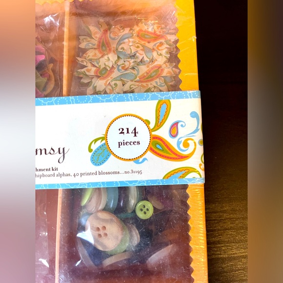 Making Memories Whimsy embellishment kit - chipboard, flowers and buttons - Picture 3 of 4